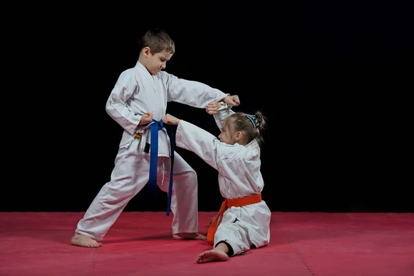 子供たちが空手のトレーニング — ストック写真