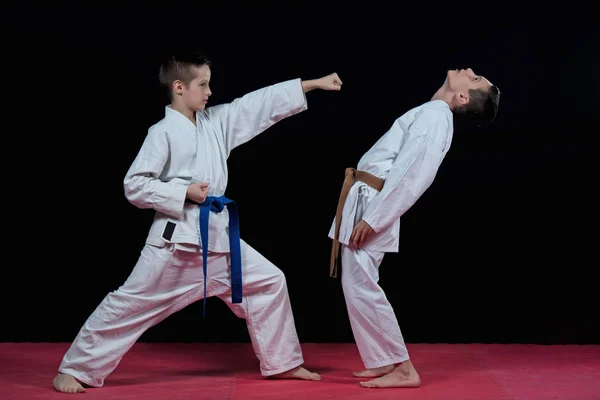Kinderen Zijn Opleiding Karate Klappen — Stockfoto