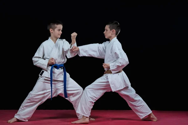 Les Enfants Entraînent Des Coups Karaté — Photo