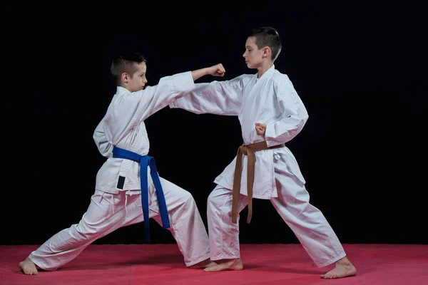 Crianças Estão Treinando Golpes Karatê — Fotografia de Stock