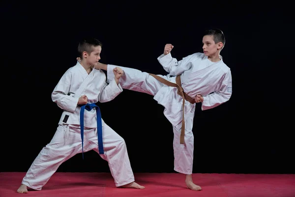 Crianças Estão Treinando Golpes Karatê — Fotografia de Stock