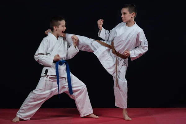 Los Niños Están Entrenando Golpes Karate — Foto de Stock