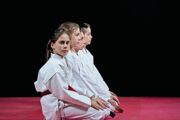 Kinderen Kimono Zittend Tatami Martial Arts Seminar Selectieve Aandacht — Stockfoto