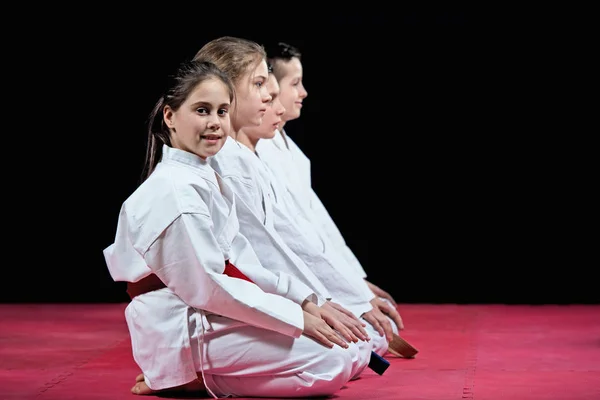 Kinderen Kimono Zittend Tatami Martial Arts Seminar Selectieve Aandacht — Stockfoto