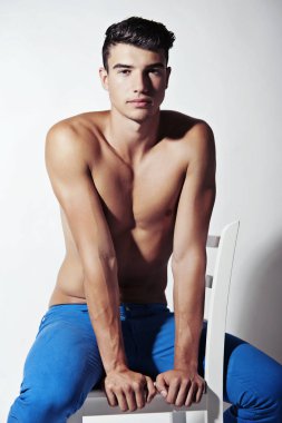 Takım elbise ve şapka ve güneş gözlüğü takan genç adam.