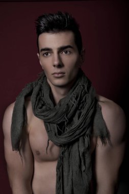 Takım elbise ve şapka ve güneş gözlüğü takan genç adam.