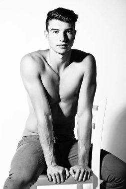 Takım elbise ve şapka ve güneş gözlüğü takan genç adam.