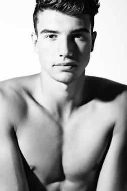 Takım elbise ve şapka ve güneş gözlüğü takan genç adam.