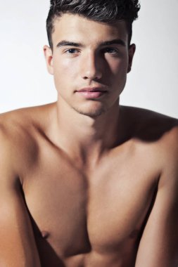 Takım elbise ve şapka ve güneş gözlüğü takan genç adam.