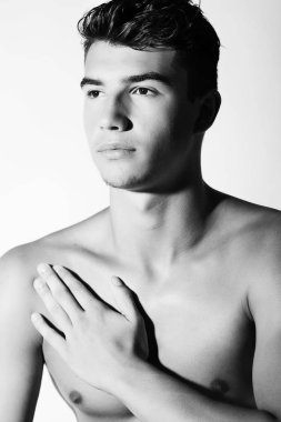 Takım elbise ve şapka ve güneş gözlüğü takan genç adam.