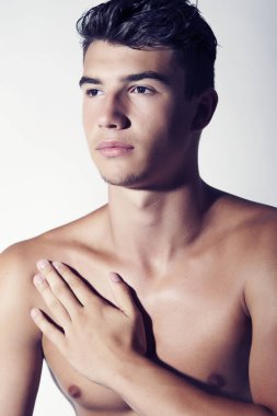 Takım elbise ve şapka ve güneş gözlüğü takan genç adam.