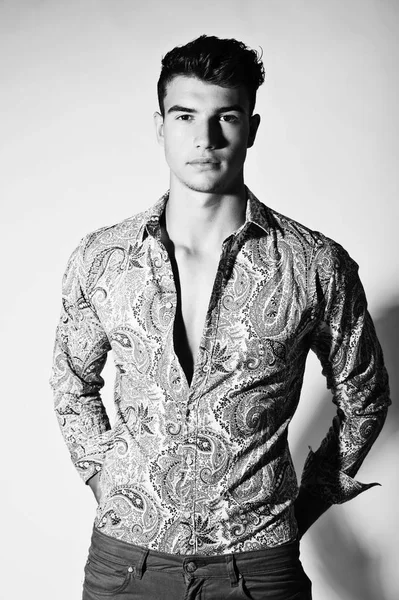 Takım elbise ve şapka ve güneş gözlüğü takan genç adam.