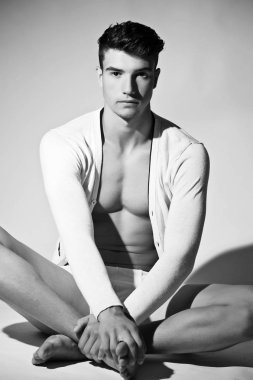 Yakışıklı genç adam portresi