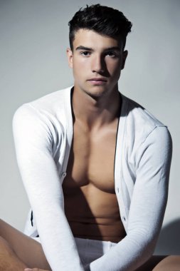 Yakışıklı genç adam portresi