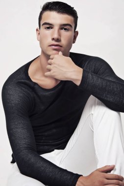 Yakışıklı genç adam portresi