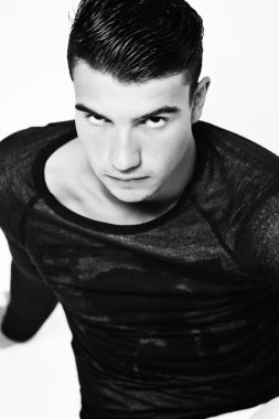 Yakışıklı genç adam portresi