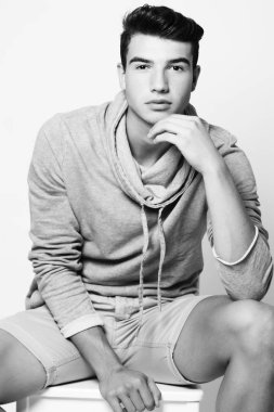 Yakışıklı genç adam portresi
