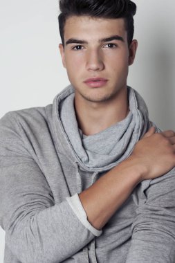 Yakışıklı genç adam portresi