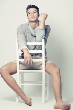 Yakışıklı genç adam portresi