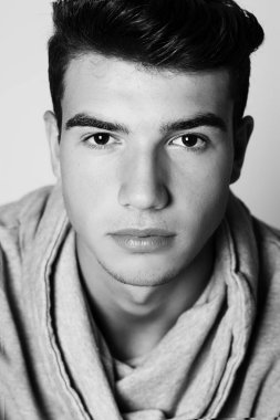 Yakışıklı genç adam portresi