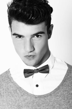 Yakışıklı genç adam portresi