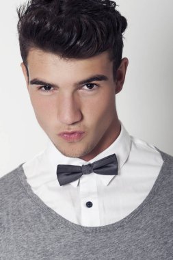 Yakışıklı genç adam portresi