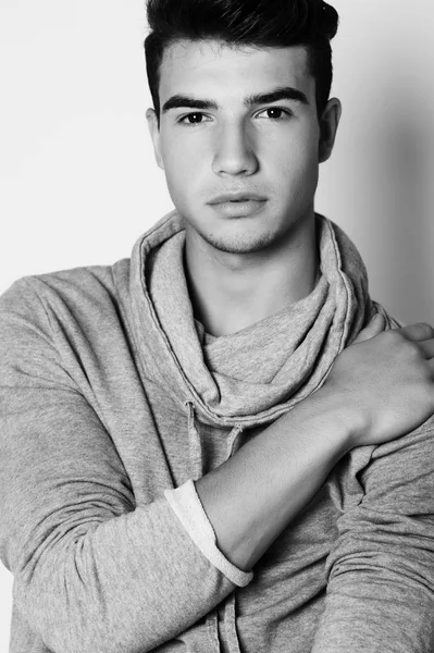 Yakışıklı genç adam portresi