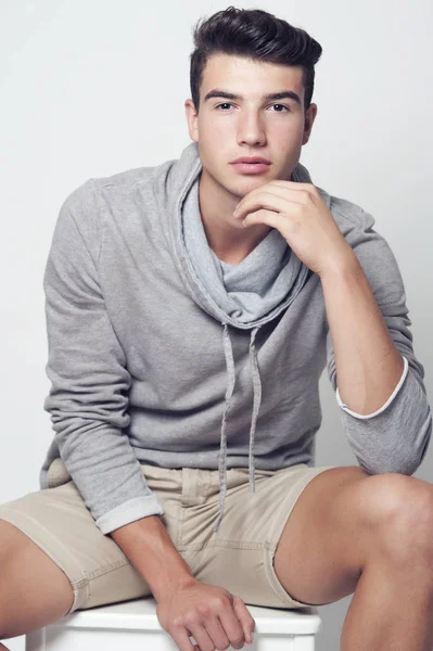 Yakışıklı genç adam portresi