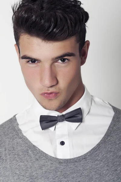 Yakışıklı genç adam portresi