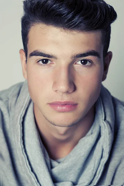 Yakışıklı genç adam portresi
