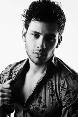 Yakışıklı genç adam portresi