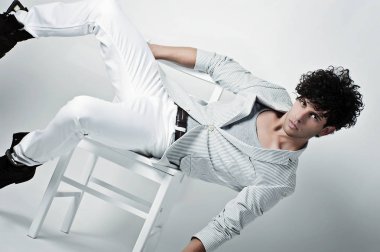 Yakışıklı genç adam portresi