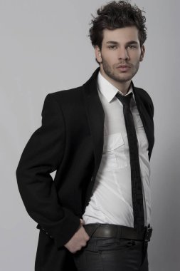 Yakışıklı genç adam portresi