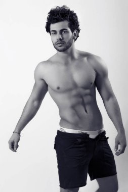 Yakışıklı genç adam portresi