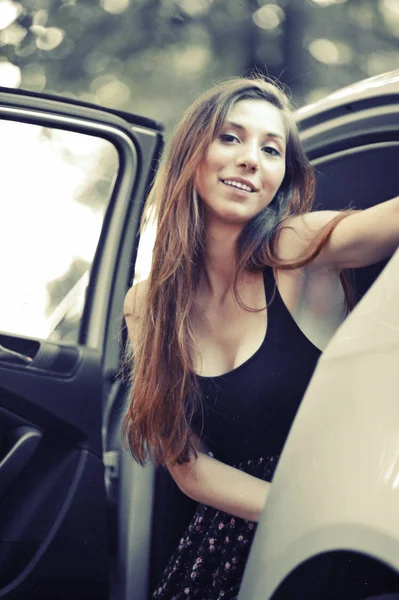 Mujer Joven Con Traje Sombrero Gafas Sol —  Fotos de Stock