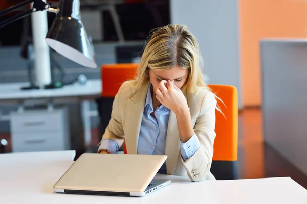 Exitosa Mujer Negocios Hombre Trabajo Oficina —  Fotos de Stock