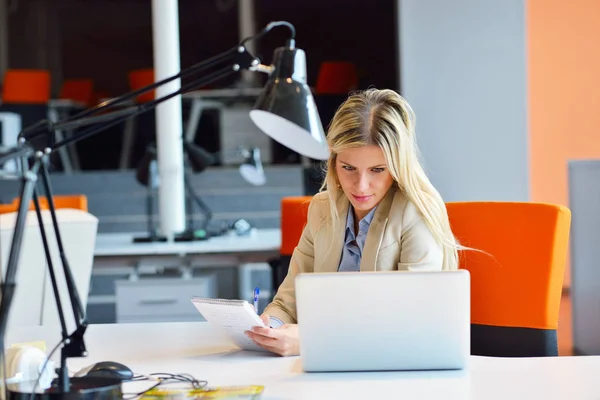 Exitosa Mujer Negocios Hombre Trabajo Oficina —  Fotos de Stock