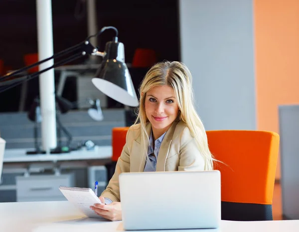 Mulher Negócios Sucesso Homem Que Trabalha Escritório — Fotografia de Stock