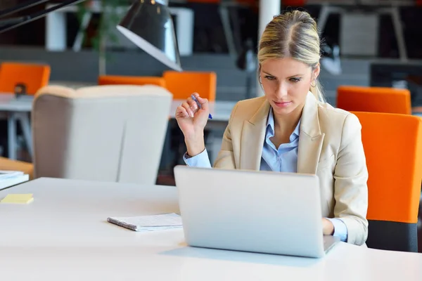 Mulher Negócios Sucesso Homem Que Trabalha Escritório — Fotografia de Stock