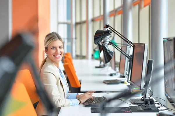 Exitosa Mujer Negocios Hombre Trabajo Oficina —  Fotos de Stock