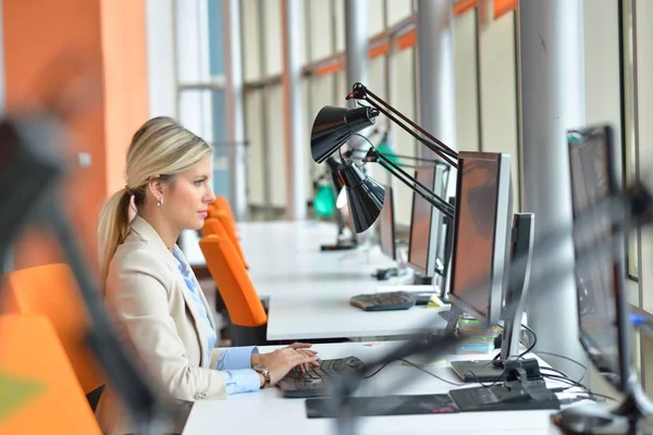 Erfolgreiche Geschäftsfrau Und Erfolgreicher Mann Büro — Stockfoto