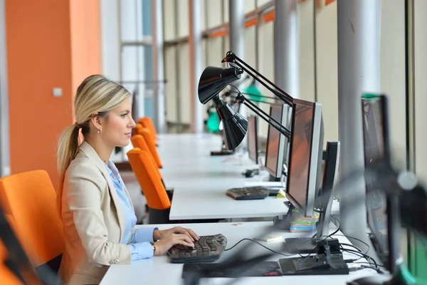 Erfolgreiche Geschäftsfrau Und Erfolgreicher Mann Büro — Stockfoto