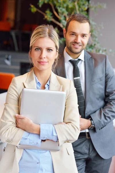 Junge Leute Büro — Stockfoto