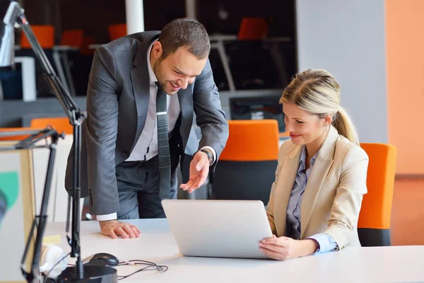 Les Jeunes Dans Bureau — Photo