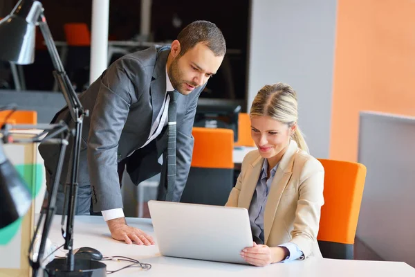 Junge Leute Büro — Stockfoto