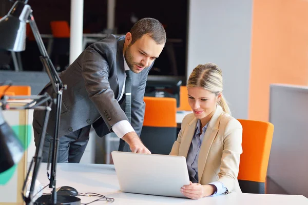 Junge Leute Büro — Stockfoto