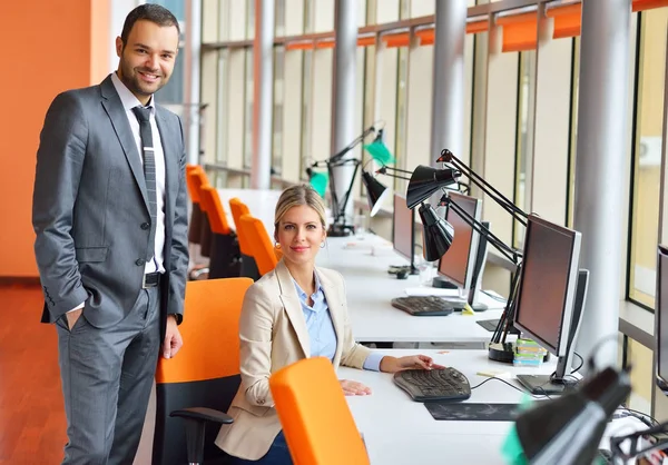 Junge Leute Büro — Stockfoto