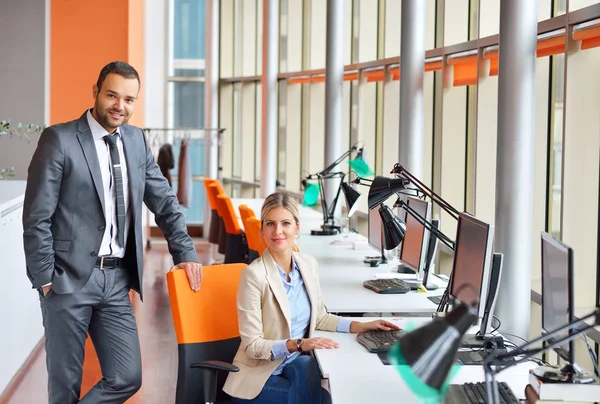 Les Jeunes Dans Bureau — Photo