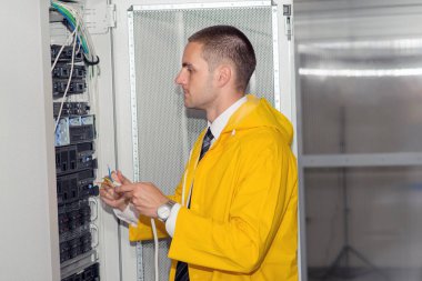 Genç yakışıklı iş adamı veritabanı sunucu odasında.