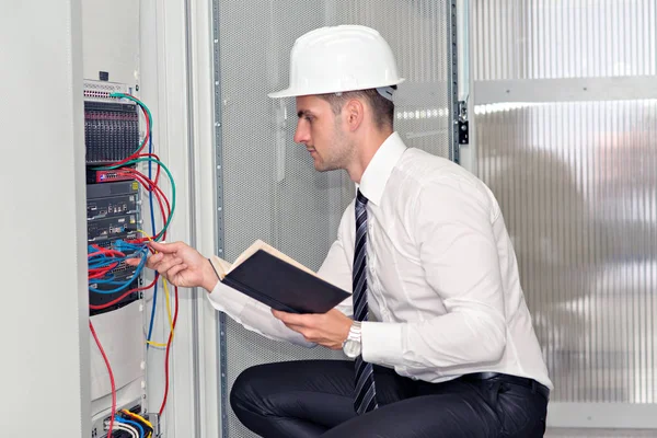 Ung Stilig Affärsman Engeneer Datacenter Serverrum — Stockfoto